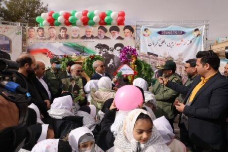 زنگ انقلاب چهل‌و‌چهارمین فجر انقلاب در مدارس کرمان نواخته شد