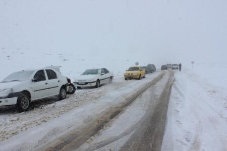 بارش برف در جاده جیرفت – ساردوئیه/ خودداری از سفر غیرضروری