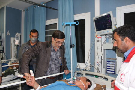 رئیس دانشگاه علوم پزشکی کرمان از وزیر ورزش و سایر مصدومان سانحه بالگرد عیادت کرد