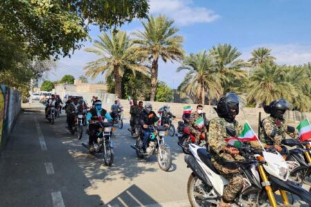 رژه خودرویی و موتوری درشهرستان منوجان برگزار شد