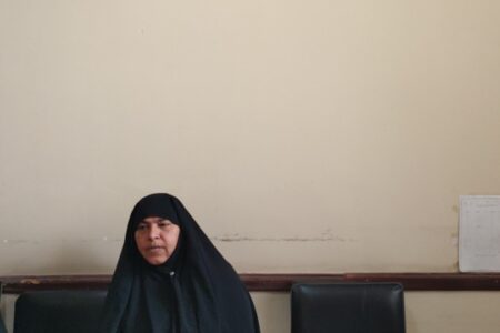 دختر کهنوجی که اعلامیه‌ها امام خمینی(ره) را زیر چادر پنهان می‌کرد