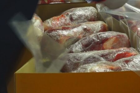 توزیع گوشت منجمد در بازار کرمان ادامه دارد