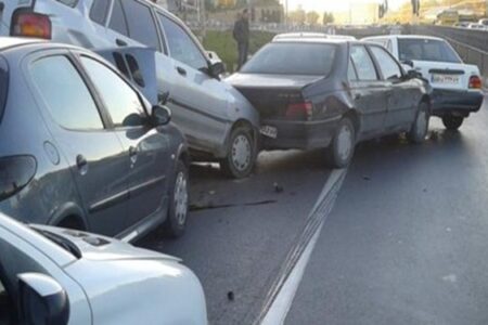 مصدومیت ۵ نفر در تصادف زنجیره‌ای محور جیرفت – کرمان