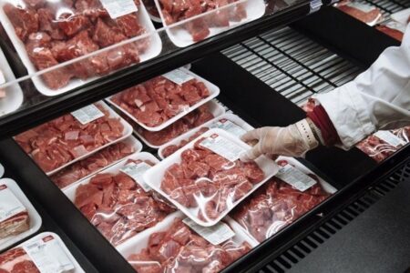 توزیع ۴۲۸ تن گوشت قرمز منجمد در کرمان