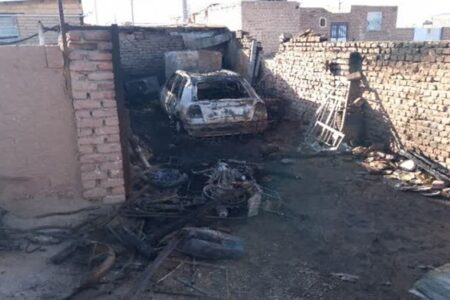 خسارت سنگین آتش‌سوزی به یک ملک مسکونی در دولت‌آباد زرند