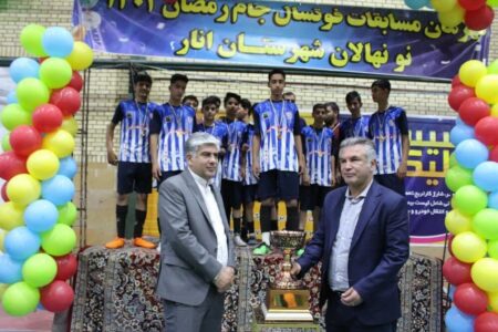 یک اختتامیه فوتبالی با حضور «حمید استیلی» در شهر انار
