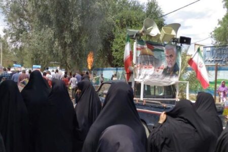روزه‌داران شهدادی در گرمای ۴۰ درجه  برای حمایت از مردم فلسطین به خیابان آمدند