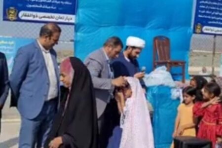 اهدای چادر به دختران علاقه مند به حجاب توسط شهرداری چاه مرید