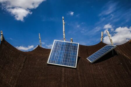 توزیع ۲۰ دستگاه پنل خورشیدی بین عشایر عنبرآباد