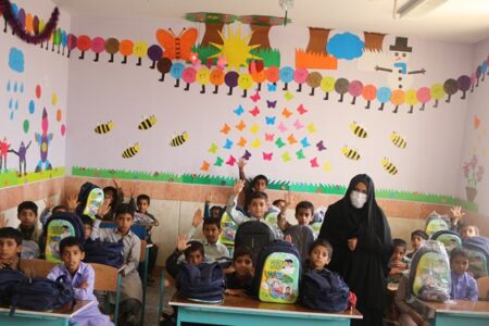 عطر مهربانی از کرمان تا سیستان و بلوچستان؛ لبخند دانش‌آموزان بلوچ هدیه‌ای از سبزپوشان ثارالله به معلمان سراوانی