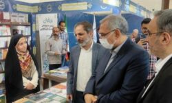 بازدید وزیر بهداشت از نمایشگاه کتاب تهران/ اجرای طرح "کتابخانه سفید" در مراکز بهداشتی و درمانی