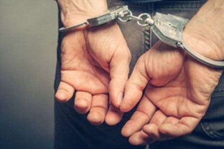 دستبند پلیس کرمان بر دستان سارقان سیم و کابل برق