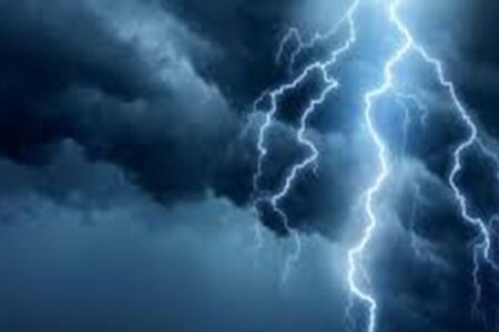 هواشناسی کرمان نسبت به وقوع صاعقه در استان هشدار داد