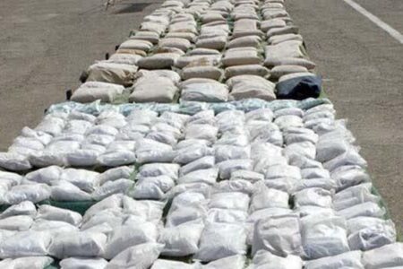 پلیس کرمان، قاچاقچیان را با کشف ۷۳۴ کیلو مواد مخدر نقره‌داغ کرد