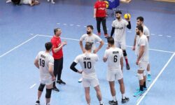 کارشکنی آمریکا همچنان ادامه دارد/ کاروان والیبال ایران با ۱۲ بازیکن و بدون سرمربی در آناهایم