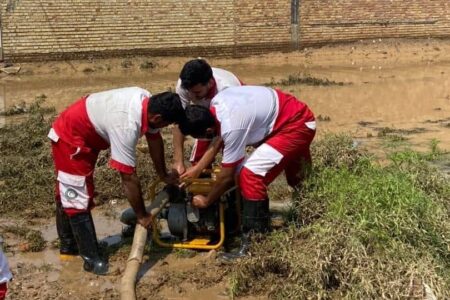 هلال احمر به بیش از ۴۰۰ سیل‌زده در کرمان امدادرسانی کرد