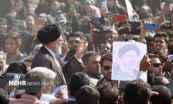 رئیس‌جمهور در نماز جمعه رفسنجان حاضر شد/ برچیده شدن نرده‌های مصلا