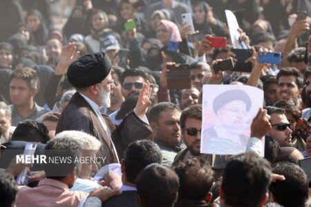 رئیس‌جمهور در نماز جمعه رفسنجان حاضر شد/ برچیده شدن نرده‌های مصلا