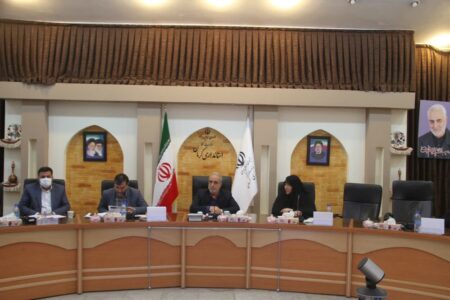 قرارداد واگذاری سه قطعه زمین به خانواده‌های دارای فرزند چهار قلوی شمال استان کرمان منعقد شد