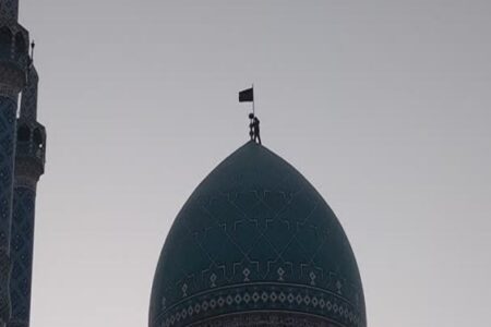 برافراشتن پرچم عزای حسین(ع) بر فراز گنبد امامزاده صالح انار