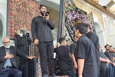 تاسوعا در عزاخانه قدیمی سادات خوشرو؛ از زدودن غبار کفش تا گریه مردان قوی‌+ عکس و فیلم