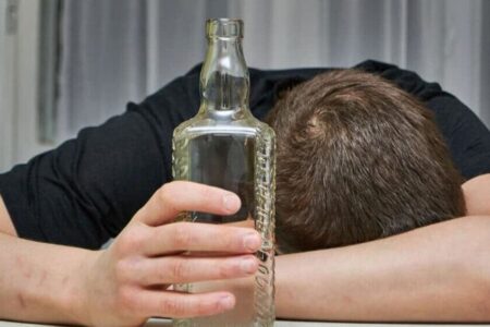 مصرف مشروبات الکلی نقش بسیار مهمی در ارتکاب جرائم دارد