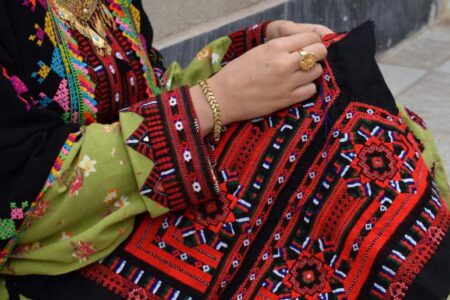 لباس بومی زنان رودباری نماد مقاومت در برابر تهاجم فرهنگی