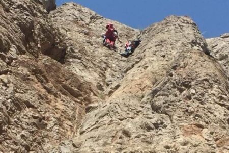 ۳ کوهنورد در کوه‌شاه بافت نجات یافتند