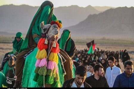کاروان نمادین ورود اسرای کربلا به شهر شام در ده‌زیار کرمان برگزار شد + تصویر