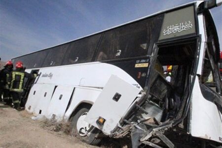 یک کشته و ۲۷ مجروح بر اثر برخورد اتوبوس با تپه شنی در محور ریگان به ایرانشهر