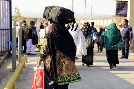 مشکل عزیمت زائران پاکستانی به مرز عراق با کمک گروه‌های جهادی کرمان برطرف شد