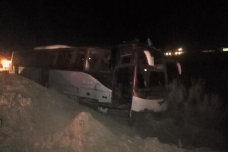 انحراف از مسیر اتوبوس تهران_زاهدان در محور کرمان و مصدومیت ۳۴ نفر