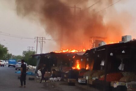 بازارچه تره‌بار شهرداری جیرفت در آتش سوخت‌