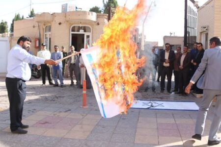 پرچم رژیم صهیونیستی در فرمانداری رفسنجان به آتش کشیده شد