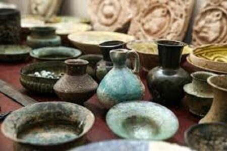 بانوی بافتی هشت شی تاریخی را به میراث‌ فرهنگی اهدا کرد