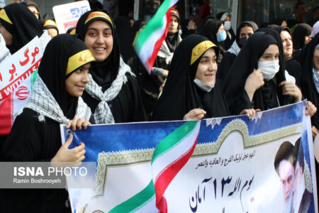 نمایش دست‌سازه‌های استکبارستیزی در راهپیمایی ۱۳ آبان/حمایت از طرح‌های علمی دانش‌آموزان کرمان