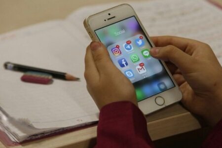 همراه داشتن گوشی تلفن همراه در مدرسه ممنوع است