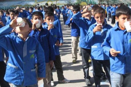 توزیع شیر رایگان در دبستان‌های کرمان آغاز شد