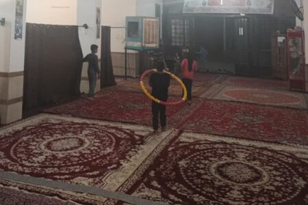 مسجدی در کرمان که پاتوق نوجوان‌های محله است