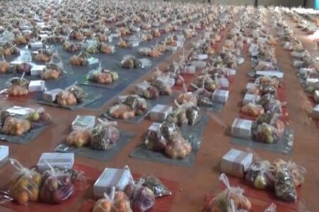 توزیع ۲۱۰۰ بسته یلدایی سپاه بین نیازمندان بم