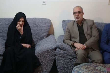 استاندار به دیدار مادر اولین شهید کرمانی مدافع حرم‌ رفت
