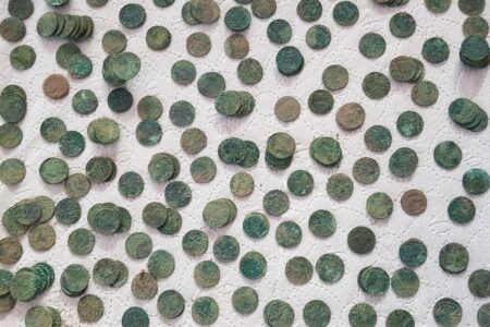 کشف ۱۴۰ سکه مشکوک به عتیقه در زرند