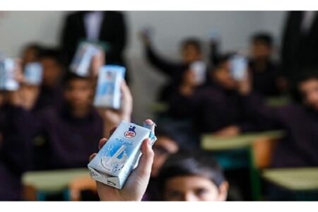 آغاز توزیع شیر در مدارس شهرستان قلعه گنج/فیلم