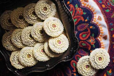 بانوی کرمانی که با پخت شیرینی خانگی کارآفرین شد