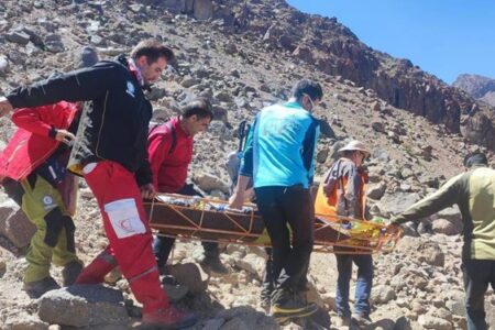 بیش از ۸ ساعت تلاش برای جستجو و انتقال پیکر یک گردشگر در ارتفاعات جوپار