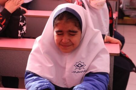 دانش‌آموزان کرمانی در سوگ همکلاسی‌های شهیدشان