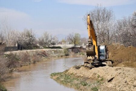 عملیات لایروبی رودخانه‌های شهرستان عنبرآباد آغاز شد