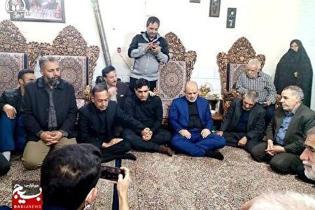 دیدار وزیر کشور با خانواده‌ای که در حادثه تروریستی کرمان ۸ شهید داشتند