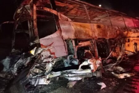 برخورد اتوبوس با پژو در جاده بم_نرماشیر ۲۷ مصدوم و یک کشته برجای گذاشت
