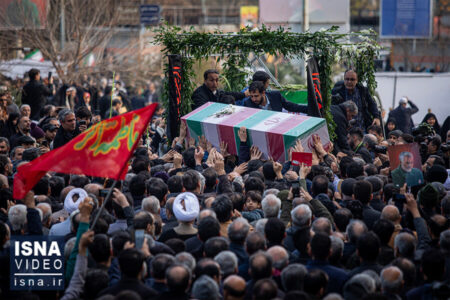 ویدیو/ تشییع یک شهید ترور و راهپیمایی نمازگزاران تهرانی